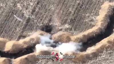 Ukraine’s drone group ‘Shadow’ (UA 74th Reconnaissance Battalion) posted footage showing an exper<wbr>tly-p<wbr>ilote<wbr>d FPV ‘kamikaze’ drone landing for a headshot on a Russian infantryman in a trench 