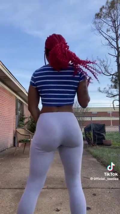 Lil booty moving 