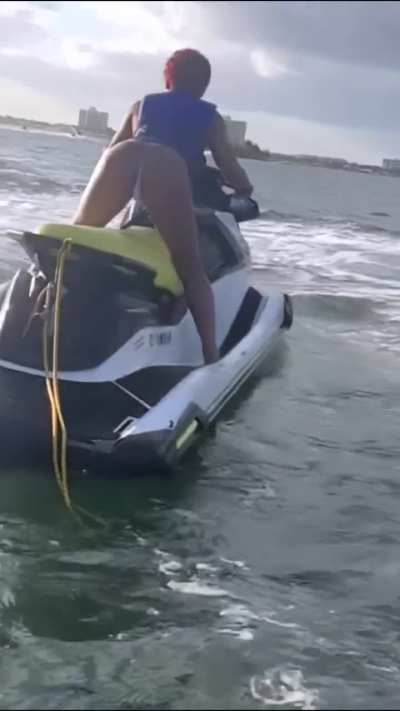 Jet ski twerk @swee<wbr>t.the<wbr>gemin<wbr>i