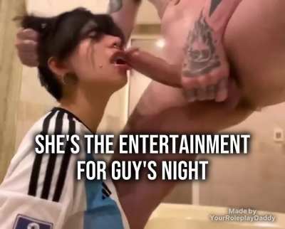 It's really hot let my Girlfriend suck my cock while I sexchat with other girls behind her back~
