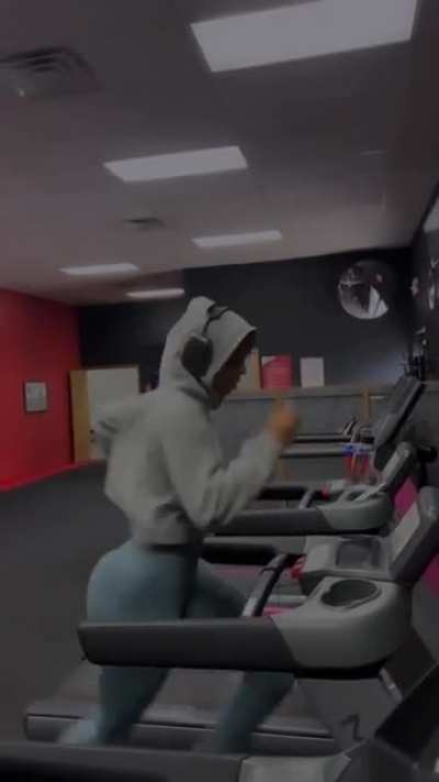 Running with that ridiculous BOOTY MEAT!!!! 🍖 🍖🍑🍑