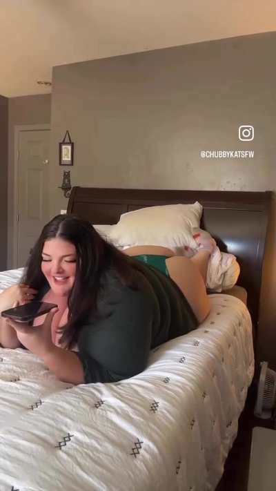 Does she have a boyfriend? 