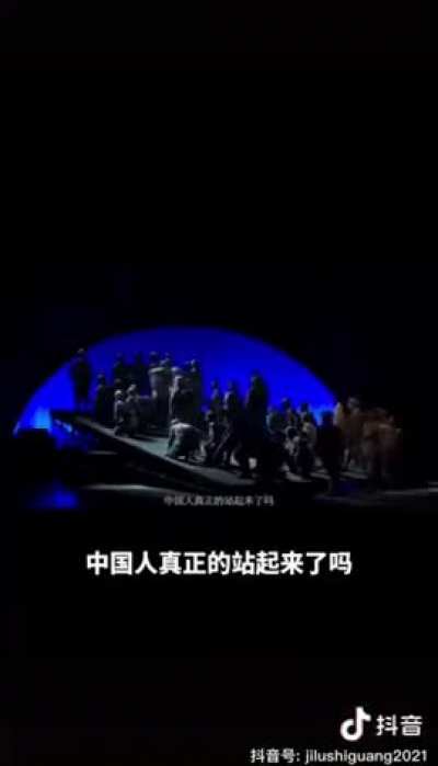 
12月1<wbr>6日，一段<wbr>《红军十问<wbr>》的视频在<wbr>中国互联网<wbr>上爆火。视<wbr>频中，红军<wbr>战士们询问<wbr>「人民当家<wbr>做主了吗？<wbr>」「还有人<wbr>骑在人民头<wbr>上作威作福<wbr>吗？」 「党还记得<wbr>我们对人民<wbr>的承诺吗？<wbr>」 「需要有人<wbr>站出来的时<wbr>候，还有人<wbr>站出来吗？<wbr>」等。网友<wbr>纷纷表示「<wbr>句句扎心」<wbr>。
