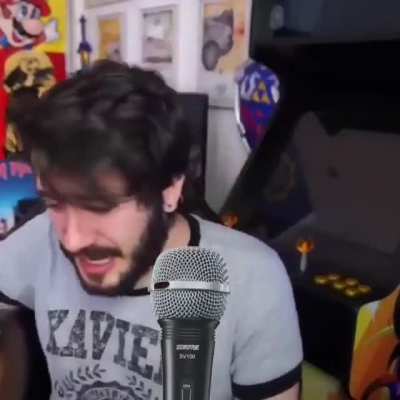 Que bien canta wismichu espero que a día de hoy no siga con traumas