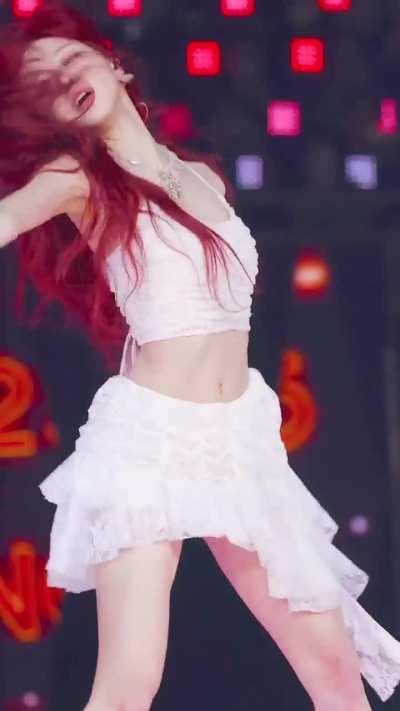 ITZY - Yuna (Boobs & Midriff 😵😵)