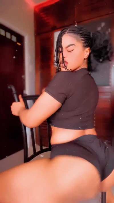 She's fire (@itz<wbr>.tres<wbr>ure.b<wbr>tw)