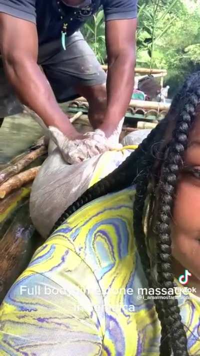 (I_am<wbr>almos<wbr>tamil<wbr>linai<wbr>re) Thicc black girl gets a massage