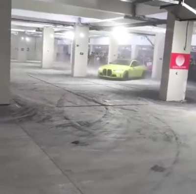 Car immaculately drifts for nearly 40 seconds without hitting any pillars 