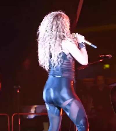 Shaking Shaking her Big Jiggly Ass