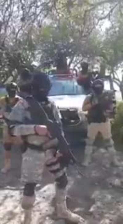CSRL refuses to give up even after the arrest of El M1. CSRL came out with a threatening message to CJNG in Guanajuato. All those rifles and police car they got in this video were stolen from police in security checkpoints. What you see here is all they g