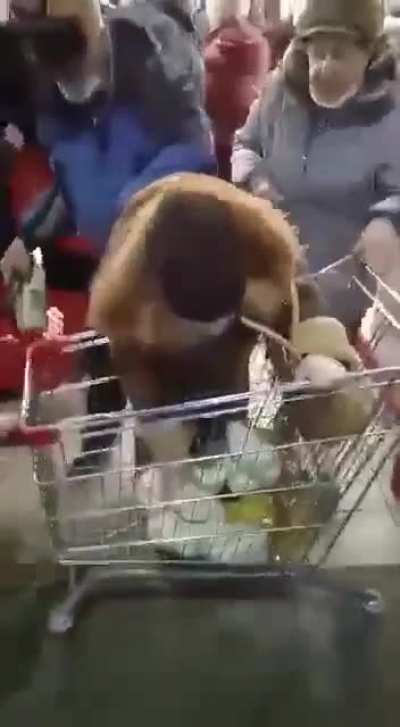 Люди покупают сахар