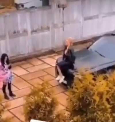 Arabanın sahibi kıza supriz yapiyor :)