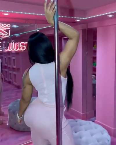 Unbelievably thicc 🍑