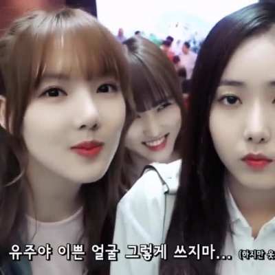 Yuju being funny.