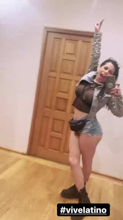 Casi enseña todo