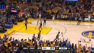 [Highlight] Steph Curry hits a RIDICULOUS shot as he is falling backwards