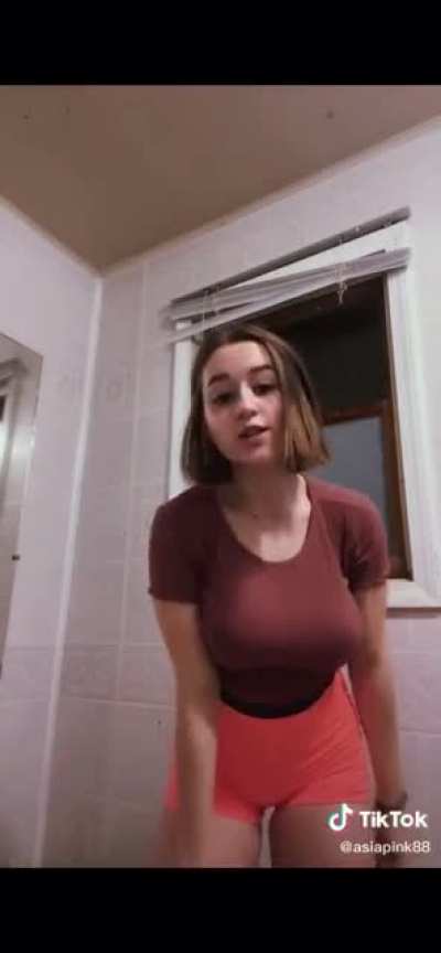 Another one of her awkward classics ( asiapink88 )