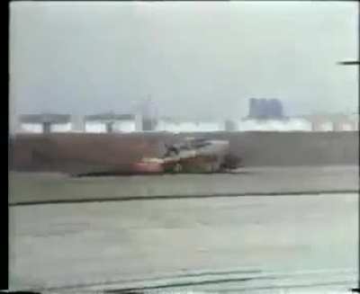 Publicidad de 1974 - Tiran una Ford F100 desde un avión