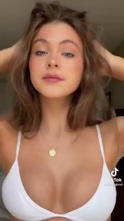 She’s so damn hot🤤
