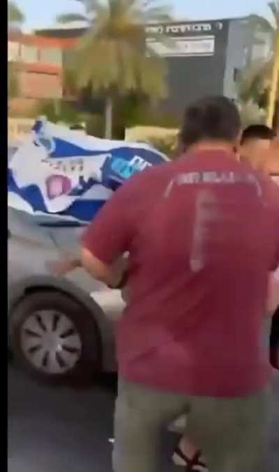 Netanyahu's young supporters attack Anti-Government protestors while chanting 