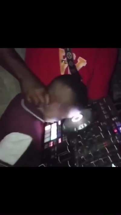 Why he grip lil nigga neck like that 😭😭