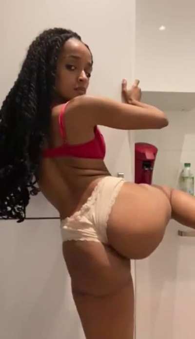 Slim thick twerk