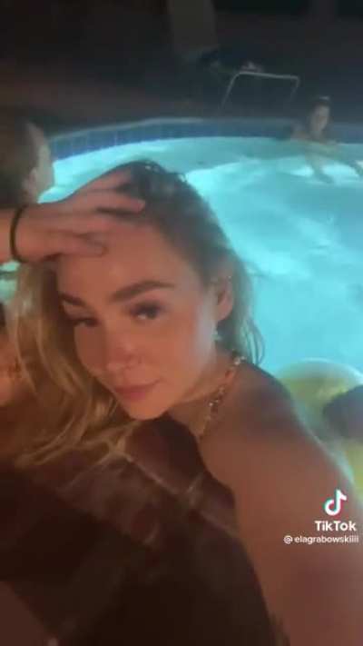 She a tease 🍑