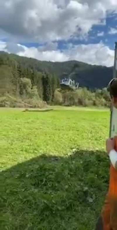 Apenas um helicóptero pousando. Apenas?