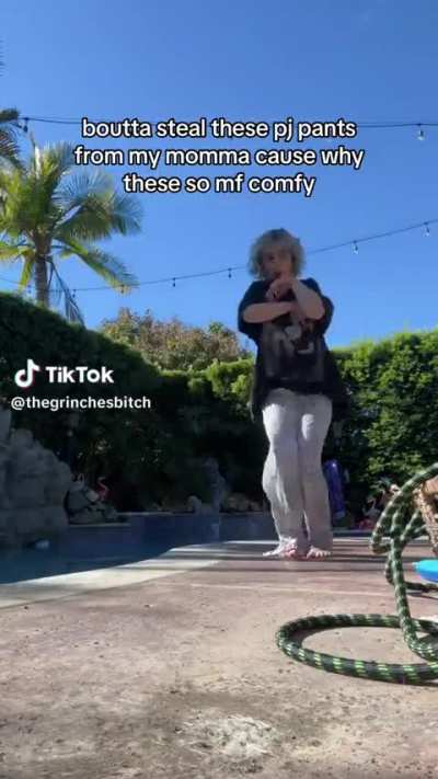 @thegrinchesbitch toes out