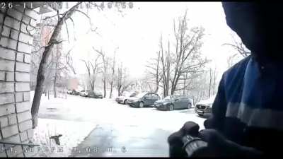 В Самаре появился парень, который устроил охоту на «умные» домофоны. Неизвестный борец с технологиями ходит по городу и при помощи лазерного луча испортил порядка 30 домофонов, выжигая им камеры.