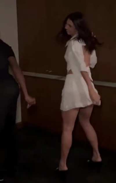 shaking her ass