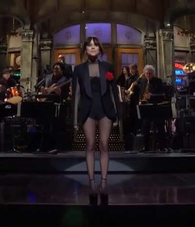 Jenna Ortega - Amazing legs on SNL
