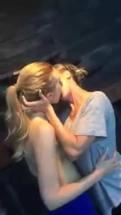 😘