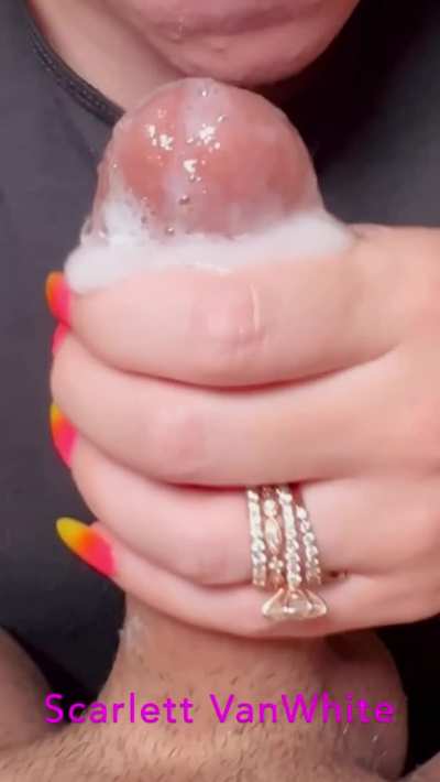 I normally prefer to swallow cum, but today I decided to let it run out of my mouth 🫦🤤