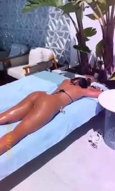 En train de faire bronzer son gros 🍑