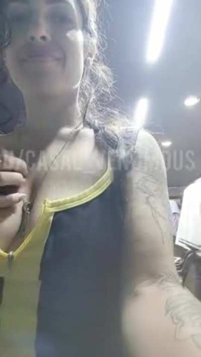 [GIF] Flashing at the grocery store