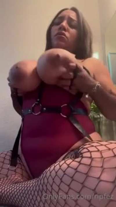 Busty Queen