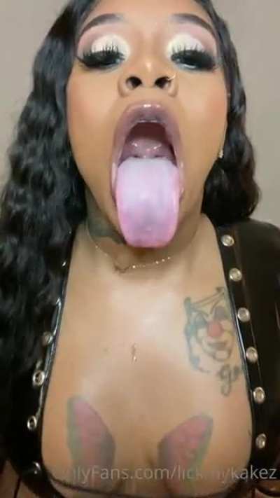 She gets her mouth all creamy 😍