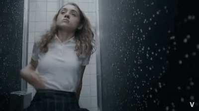 Natalia Dyer fingering herself