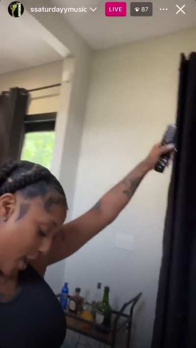 (@its<wbr>satur<wbr>dayym<wbr>usic) Showing off her body and Twerking on IG Live 9/18/24