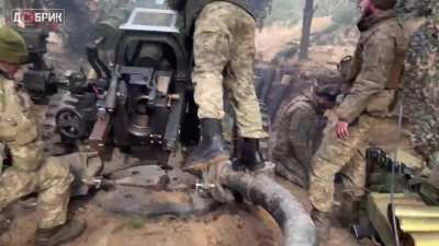 Preparation and work of the 77th Airmobile Brigade gunnery team operating an M119 105mm howitzer in a artilhary position (Subtitles in the description link)