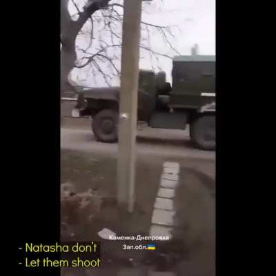 Defiant Ukrainian woman recording ruzzian convoy going through Kam'yanka-Dniprovs'ka, Zaporizhia Oblast. When confronted she replies