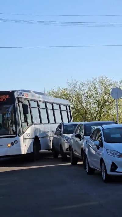 Visita de Bullrich al Palomar: los de su equipo estacionaron de los 2 lados en una calle que no se puede de ninguno y ahora hay un bondi que no puede pasar hace 20 minutos
