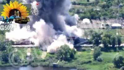 Russian position used to hide flotation equipment and shelter for soldiers on the banks of a tributary of the Konka River was bombed by the 40th Tactical Aviation Brigade using 2 AASM Hammer guided bombs. Stara Zbur'ivka, Kherson Oblast. Published on Sept