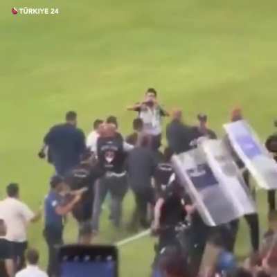Fenerbahçe Başkanı Ali Koç yere düşür<wbr>üldü.