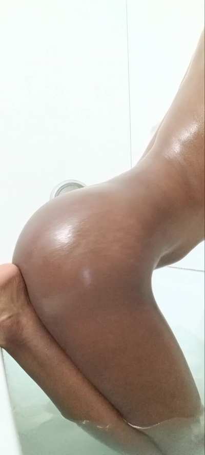 Who wants to grab my ass while I'm the bath? 🍑🌸