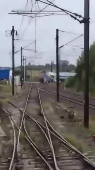 Collision entre un train et un camion ce matin près de Nancy (croix potaux de /r/CatastrophicFailure)