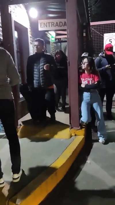 Estudiantes de la universidad de Quilmes echaron a simpatizantes de Milei que repartían folletos