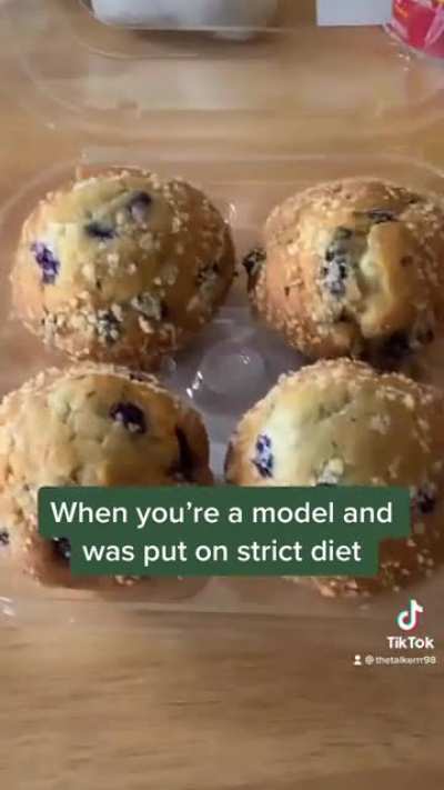 @thetalkerrr98, Hey ! I promise I ate only half 👀