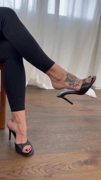 Black toenails: a delicacy for the feet-obsessed 👣😋